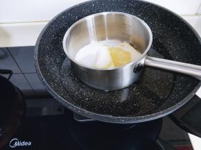 将其隔水融化，需要一点耐心哈，因为砂糖融化比较慢。