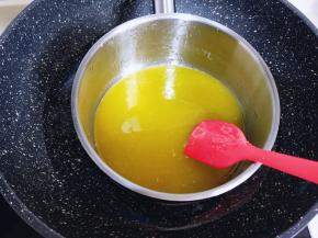 用硅胶铲，搅拌，直到砂糖融化停止。