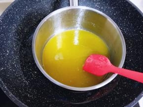 用硅胶铲，搅拌，直到砂糖融化停止。