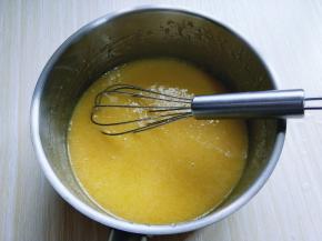 用手动打蛋器充分抽打均匀，融为一体！