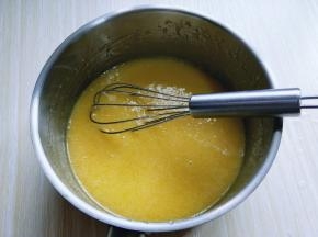 用手动打蛋器充分抽打均匀，融为一体！