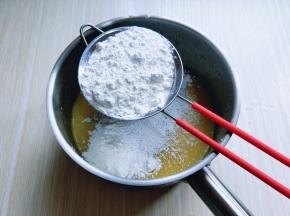 筛入低筋面粉。（不可以省略）