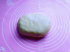 拌成面团，装入保鲜袋或者保鲜膜中，放入冰箱，冷藏30分钟。