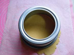 准备两张油纸，下面垫一张，放上一小块面团，上面盖一张油纸，用擀面杖擀圆，之后用6寸模具压在饼皮上，用牙签沿着模具划一圈，要划断开哈。