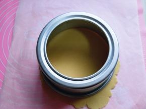 准备两张油纸，下面垫一张，放上一小块面团，上面盖一张油纸，用擀面杖擀圆，之后用6寸模具压在饼皮上，用牙签沿着模具划一圈，要划断开哈。