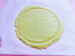 将模具取下，成为一个大圆饼，再用牙签在饼皮上扎出小孔，边角不需要取下来，如图。