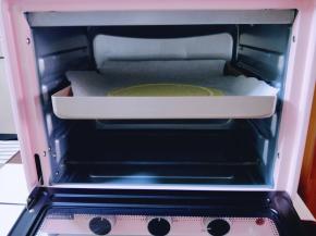 把饼皮移到烤盘上，入烤箱中层，上下火175度烤6分钟。（具体温度按自家烤箱性能另定）