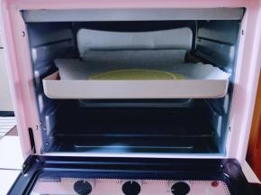 把饼皮移到烤盘上，入烤箱中层，上下火175度烤6分钟。（具体温度按自家烤箱性能另定）