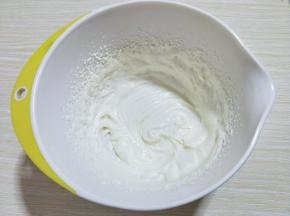 将奶油奶酪倒入无油无水的器具中，加入糖粉打至细腻，再加入淡奶油，继续电动器打发至出现纹路即可。