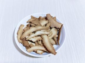 烤好的饼干的边角。放入料理机中打碎，或者放食品袋里用擀面杖擀碎。