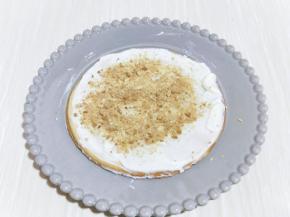 撒上一层饼干碎，再叠加一张圆饼干，就这样一块饼干，一层奶油，一层饼干碎，把饼干做完结束。