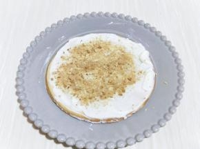 撒上一层饼干碎，再叠加一张圆饼干，就这样一块饼干，一层奶油，一层饼干碎，把饼干做完结束。