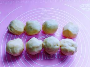 30分钟后取出面团，分割8等份，揉圆。