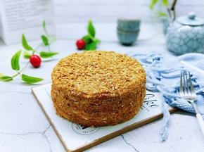 表面被饼干碎包裹，如图。