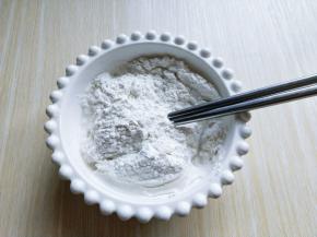 糯米粉放入大口器具中。