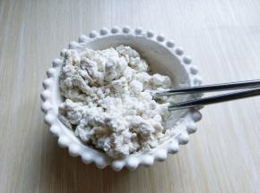 分次加入温水，一边用筷子搅拌成絮状，再揉成面团，盖上保鲜膜醒10分钟。