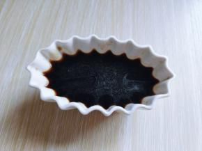 红糖加入热水冲开， 红糖最好是用纯正的，不要用赤砂糖，味道差不多营养价值却天差地别。纯正红糖营养丰富，甘汁园这款味道清甜，多吃不腻，颜色也很正，价格不贵。