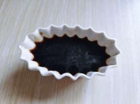 红糖加入热水冲开， 红糖最好是用纯正的，不要用赤砂糖，味道差不多营养价值却天差地别。纯正红糖营养丰富，甘汁园这款味道清甜，多吃不腻，颜色也很正，价格不贵。