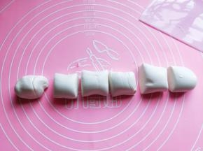 将糯米团分割成6等份的小面团。