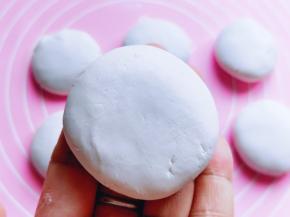 将面团揉圆，再按扁，如图。