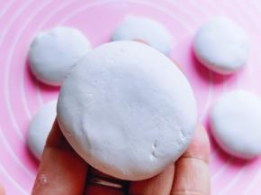 将面团揉圆，再按扁，如图。