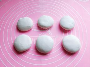 依次做圆，再按扁。