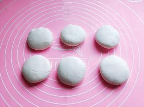 依次做圆，再按扁。