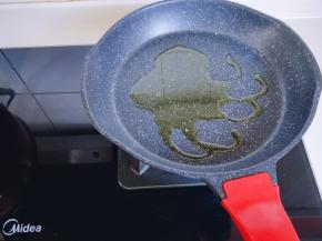 平底不粘锅中加入食用油，小火加热。