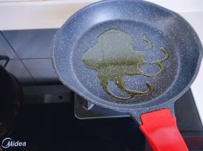 平底不粘锅中加入食用油，小火加热。