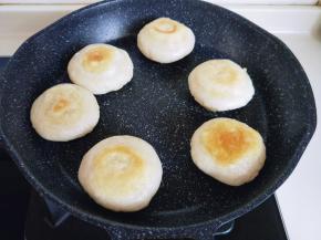 待油有温度时，将做好的糯米饼放入锅中，小火煎至两面金黄。