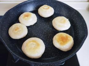 待油有温度时，将做好的糯米饼放入锅中，小火煎至两面金黄。