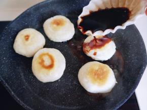 将冲开的红糖水倒入锅中。