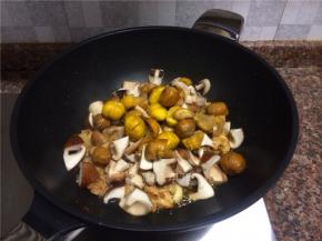 放入香菇、蘑菇和板栗翻炒2分钟。