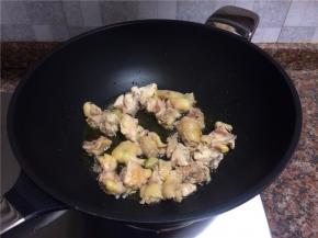 放入鸡肉翻炒1分钟。