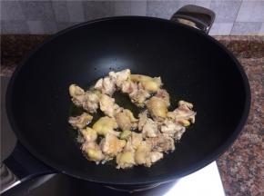 放入鸡肉翻炒1分钟。