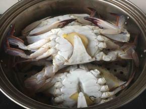 将少许的花椒和一片姜塞在螃蟹的脐部，起到去腥的作用，上锅大火蒸，上气后蒸15分钟左右。