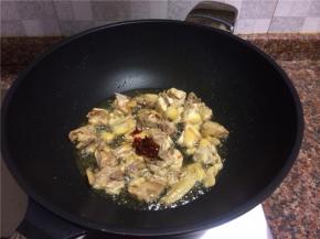 放入1勺豆瓣酱翻炒30秒。