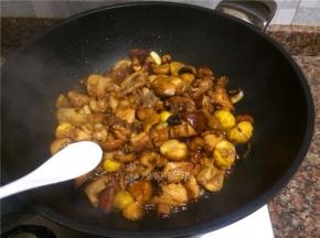 放入适量盐翻炒1分钟。