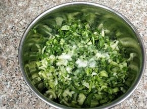 青菜洗净，切成小块，加入少许的盐腌出汁水，再用手微微的捏干一下。