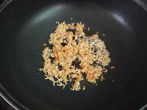 锅里放少许油，下虾皮小火煸香，推至一边。