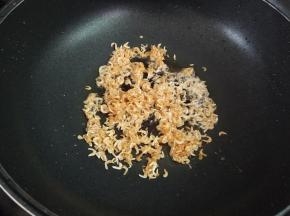 锅里放少许油，下虾皮小火煸香，推至一边。