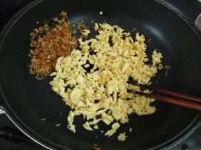 就这剩余的油，下打散的蛋液炒成小块，边炒边用筷子划散放凉。
