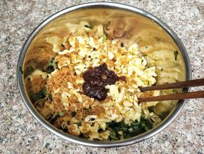 再把三种处理好的食材全部放到碗中，加黄豆酱、香油调味。