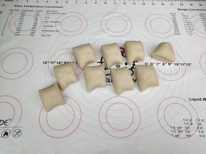 搓成长条，分成小份，大小随意吧。