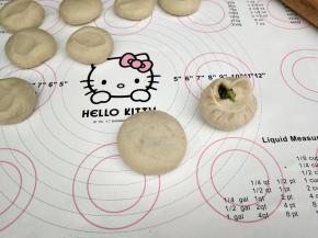 收囗，口朝下，再用擀面杖微微的擀薄。