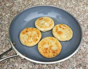 放入倒有少许油的平底锅中，煎至两面金黄