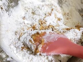 用硅胶刮刀翻拌均匀
