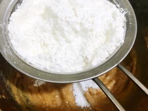 筛入低粉和泡打粉