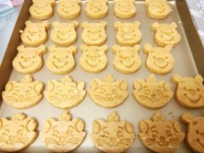 依次做好，放入预热好的烤箱中层180度上下火烤20分钟左右