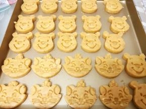 依次做好，放入预热好的烤箱中层180度上下火烤20分钟左右
